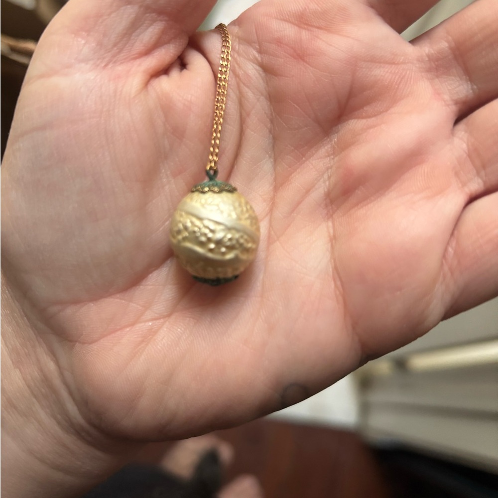 Sarah Coventry Gold and Green Pendant Necklace